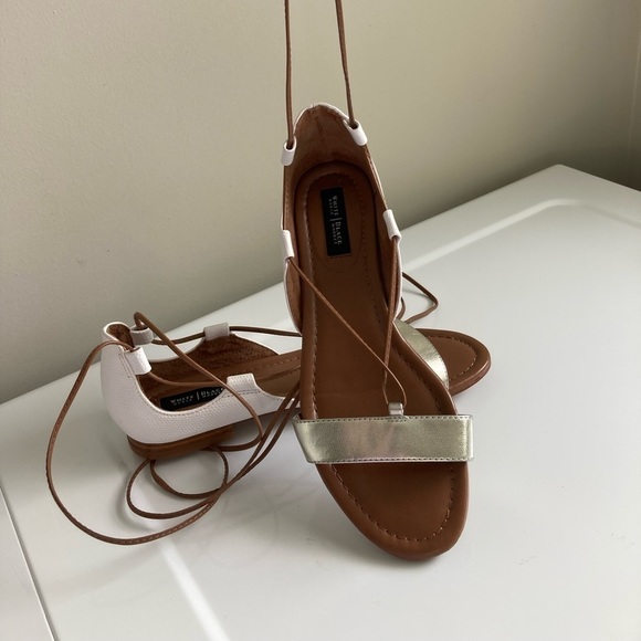 Sandal Flats Gladiator Size 6 Ankle Tie Flats White & Silver Preloved Gently - Picture 3 of 10